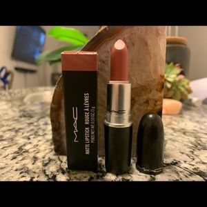 Mac Lipstick 663 Come Over